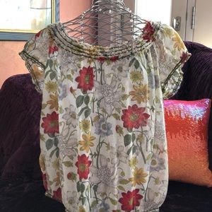 Studio M Fun Floral top...